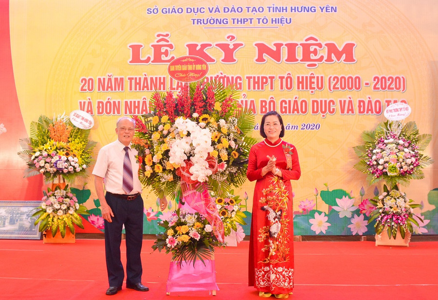 Trường THPT Tô Hiệu: Kỷ niệm 20 năm thành lập và đón bằng khen của Bộ GD&ĐT ảnh 2 Trường THPT Tô Hiệu: Kỷ niệm 20 năm thành lập và đón bằng khen của Bộ GD&ĐT ảnh 2