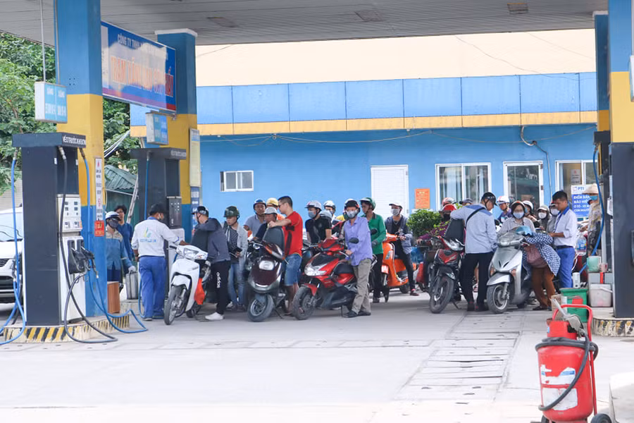 Hà Nội: Trước giờ tăng giá, lượng khách mua xăng tăng nhẹ ảnh 1