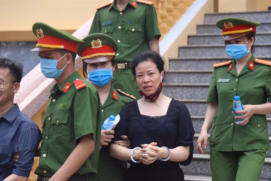 Xét xử vụ gian lận điểm thi tại Hòa Bình: Giáo viên, cán bộ khai bị ép buộc hoặc do nể nang