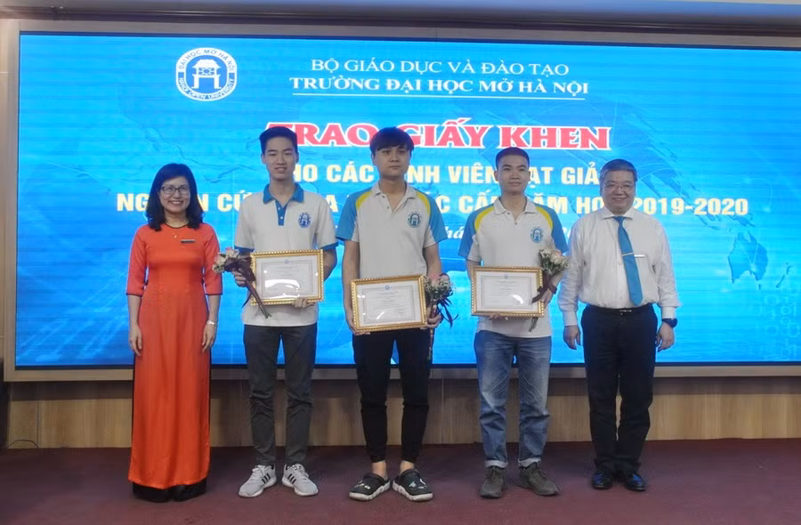 Trường ĐH Mở Hà Nội tuyên dương giảng viên, sinh viên có thành tích NCKH ảnh 3