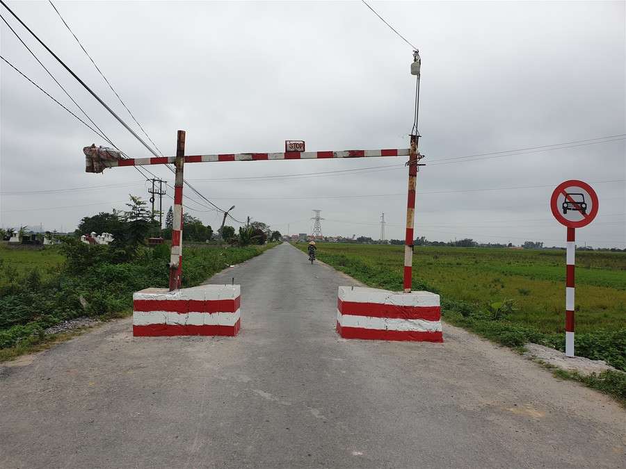 Hải Phòng: Huyện đặt trụ bê tông đường vào thôn để ngừa… Covid ảnh 1 Hải Phòng: Huyện đặt trụ bê tông đường vào thôn để ngừa… Covid ảnh 1