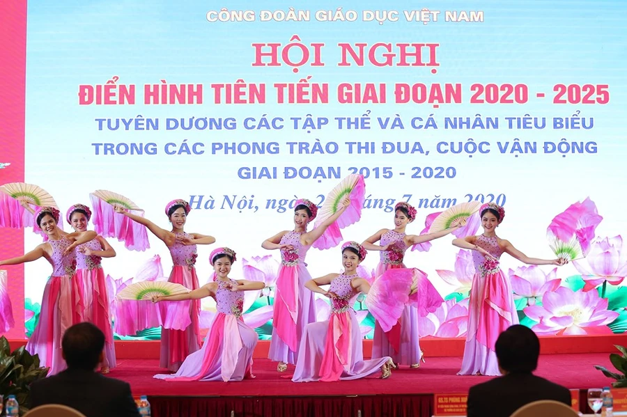 Công đoàn Giáo dục Việt Nam tuyên dương 34 tập thể và 138 cá nhân tiêu biểu