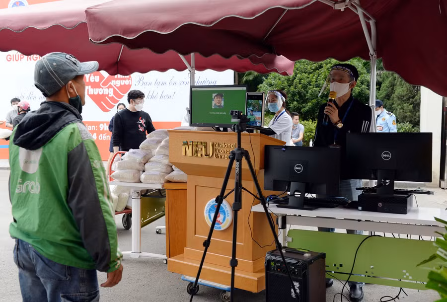 2 tấn gạo từ "Cây gạo - NEU" được phát miễn phí trong sáng đầu tiên ảnh 1