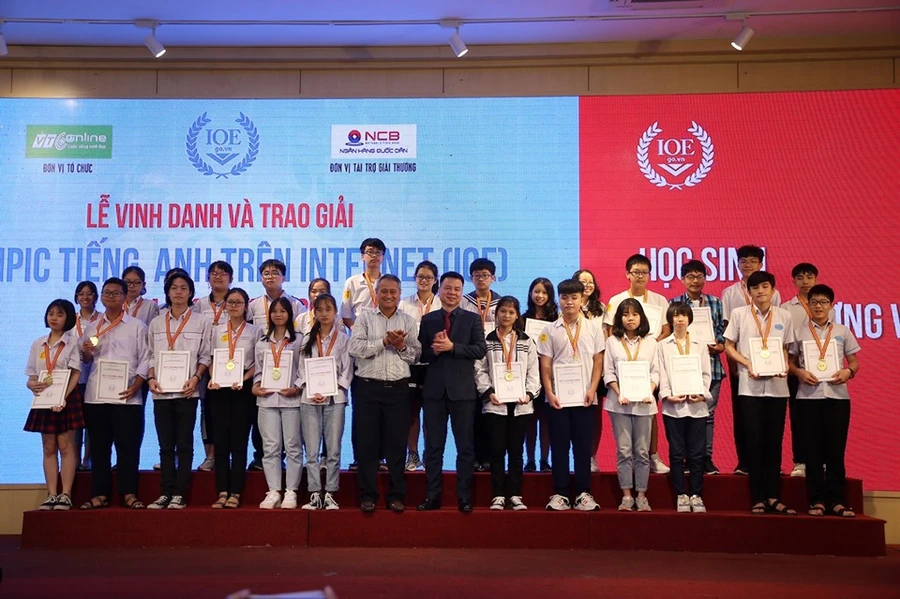 Vinh danh và trao giải Olympic tiếng Anh trên Internet (IOE) năm học 2019-2020