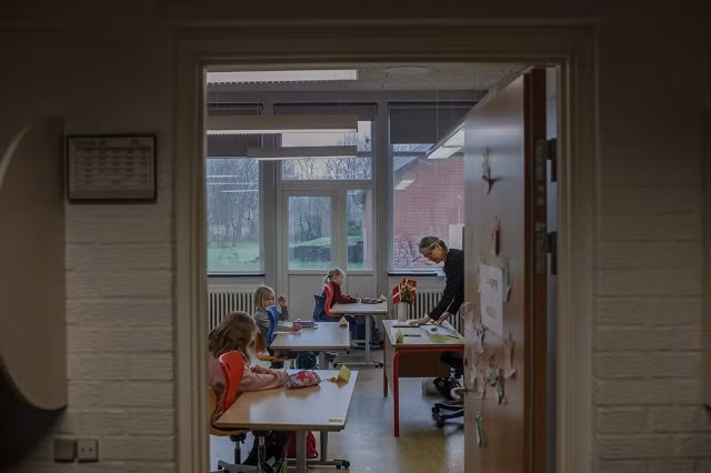 Hình ảnh quốc gia đầu tiên ở châu Âu mở trường học trở lại