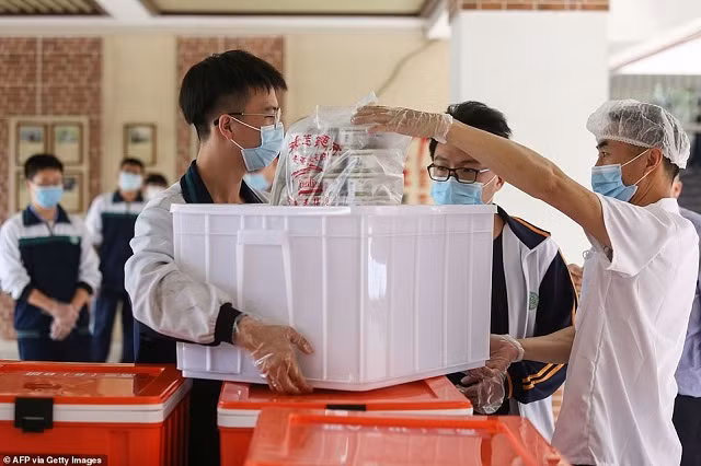 Hình ảnh HS ở tâm dịch Vũ Hán quay lại trường học ảnh 7