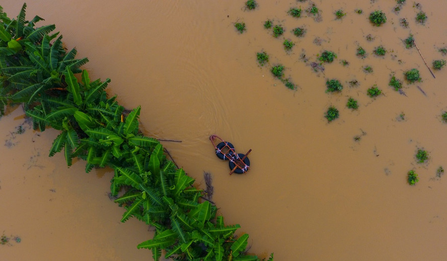 Hàng trăm ngàn người Trung Quốc lũ lượt sơ tán khỏi lũ dữ ảnh 1