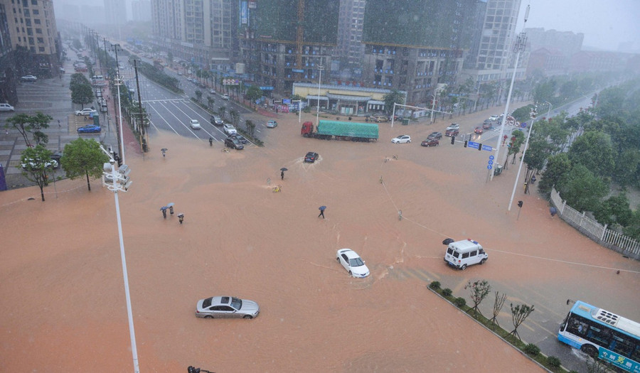 Hàng trăm ngàn người Trung Quốc lũ lượt sơ tán khỏi lũ dữ ảnh 2