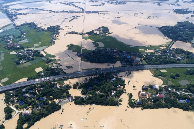 Hàng trăm ngàn người Trung Quốc lũ lượt sơ tán khỏi lũ dữ ảnh 3