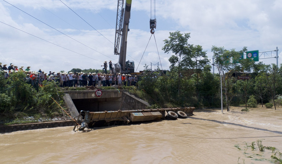 Hàng trăm ngàn người Trung Quốc lũ lượt sơ tán khỏi lũ dữ ảnh 4