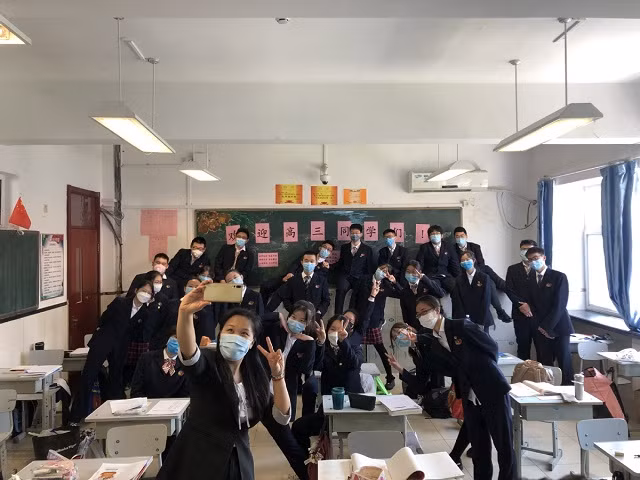 Hình ảnh HS Bắc Kinh lần đầu trở lại lớp học ảnh 7