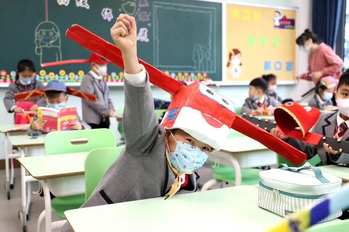 Hình ảnh HS Trung Quốc đội “mũ giãn cách” trong lớp học Hình ảnh HS Trung Quốc đội “mũ giãn cách” trong lớp học