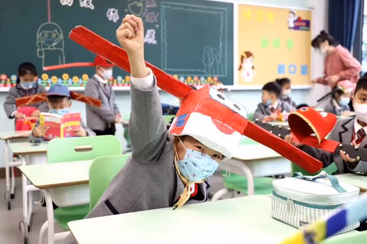 Hình ảnh HS Trung Quốc đội “mũ giãn cách” trong lớp học