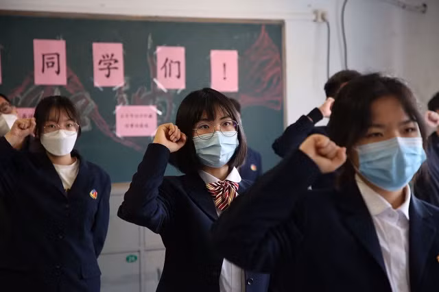 Hình ảnh HS Bắc Kinh lần đầu trở lại lớp học