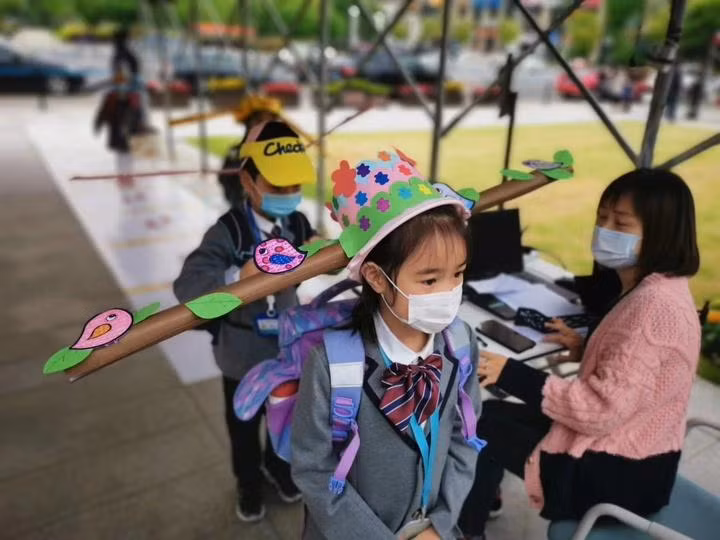 Hình ảnh HS Trung Quốc đội “mũ giãn cách” trong lớp học ảnh 2