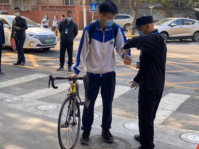 Hình ảnh HS Bắc Kinh lần đầu trở lại lớp học ảnh 2