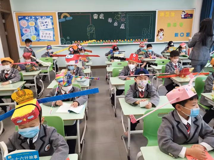 Hình ảnh HS Trung Quốc đội “mũ giãn cách” trong lớp học ảnh 1