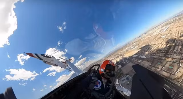 Xem cách Không lực Mỹ cám ơn nhân viên y tế chống dịch Covid-19