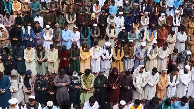 Afghanistan: Hàng ngàn người tụ tập cầu nguyện bất chấp Covid-19 Afghanistan: Hàng ngàn người tụ tập cầu nguyện bất chấp Covid-19