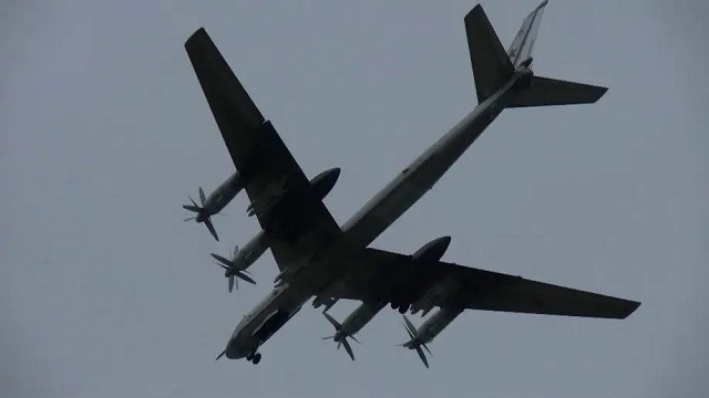 Nga công bố clip máy bay ném bom Tu-95 bay sát biên giới Mỹ Nga công bố clip máy bay ném bom Tu-95 bay sát biên giới Mỹ