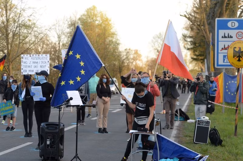 Bất chấp Covid-19, hàng trăm người biểu tình đòi mở đường biên giới Đức – Ba Lan