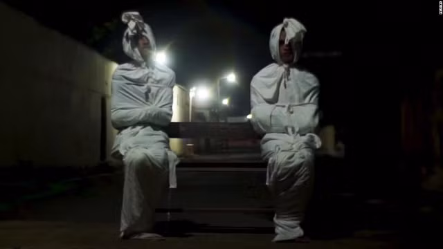 Xem Indonesia dọa "ma" chống Covid-19