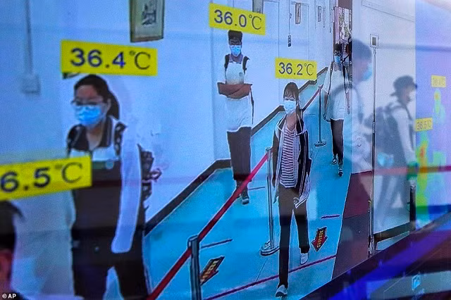 Hình ảnh HS ở tâm dịch Vũ Hán quay lại trường học ảnh 2