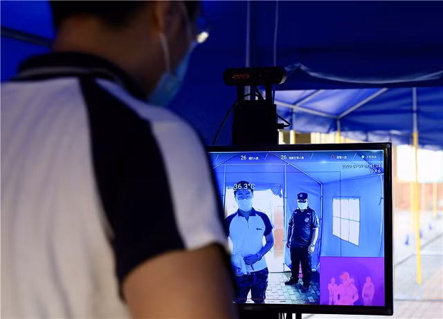 Hình ảnh thí sinh Trung Quốc đi thi đại học trong điều kiện phòng ngừa dịch bệnh ảnh 3