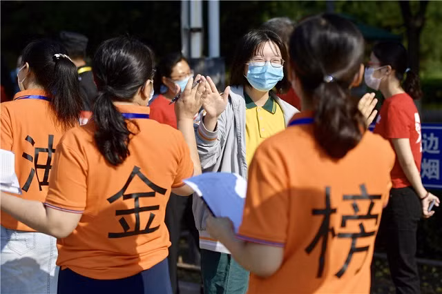 Hình ảnh thí sinh Trung Quốc đi thi đại học trong điều kiện phòng ngừa dịch bệnh ảnh 2