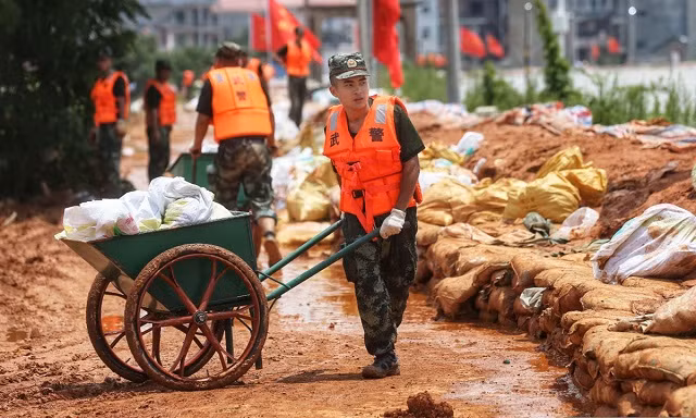 Mưa lũ uy hiếp, hàng nghìn binh sĩ ăn ngủ sát bờ đê ứng trực