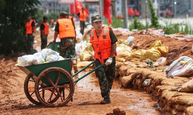 Mưa lũ uy hiếp, hàng nghìn binh sĩ ăn ngủ sát bờ đê ứng trực