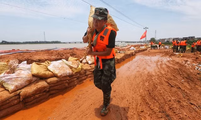 Mưa lũ uy hiếp, hàng nghìn binh sĩ ăn ngủ sát bờ đê ứng trực ảnh 2