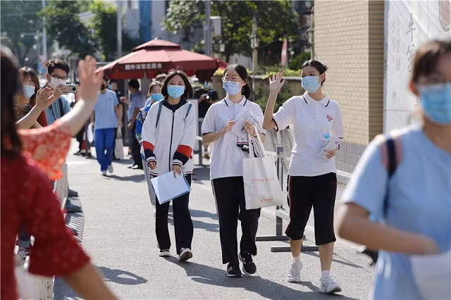 Hình ảnh thí sinh Trung Quốc đi thi đại học trong điều kiện phòng ngừa dịch bệnh ảnh 1