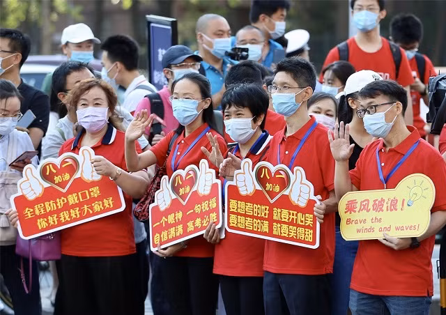 Hình ảnh thí sinh Trung Quốc đi thi đại học trong điều kiện phòng ngừa dịch bệnh ảnh 9