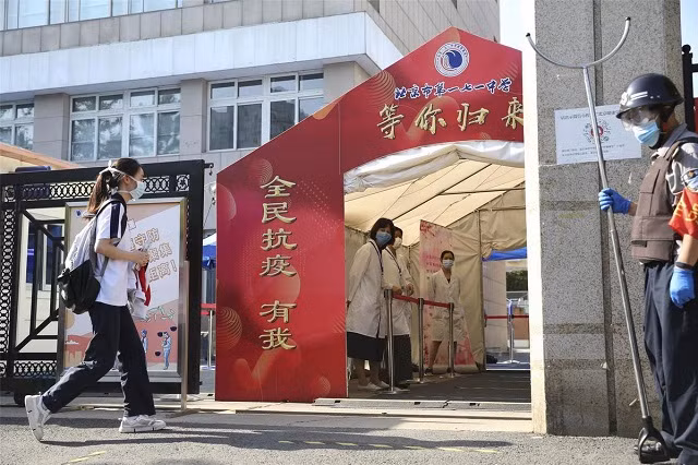 Hình ảnh thí sinh Trung Quốc đi thi đại học trong điều kiện phòng ngừa dịch bệnh ảnh 4