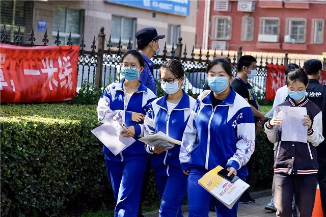 Hình ảnh thí sinh Trung Quốc đi thi đại học trong điều kiện phòng ngừa dịch bệnh ảnh 7
