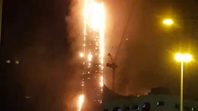 Hình ảnh lửa cháy dữ dội bao phủ tòa tháp 48 tầng ở UAE