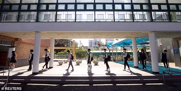 Chùm ảnh: Hàng trăm ngàn HS Hàn Quốc quay lại lớp học ảnh 7