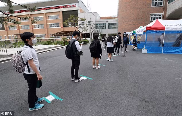 Chùm ảnh: Hàng trăm ngàn HS Hàn Quốc quay lại lớp học ảnh 2