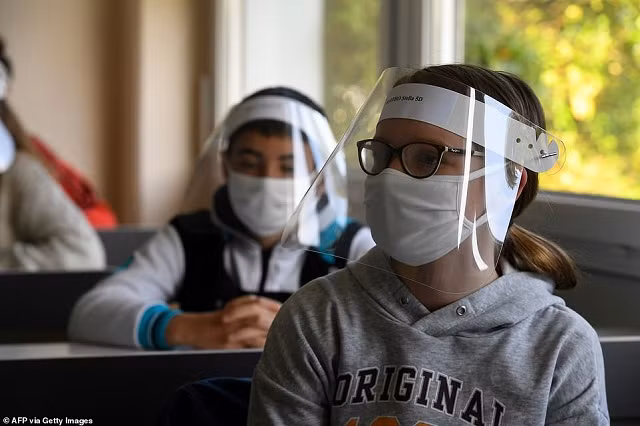 Học sinh nhiều quốc gia phấn khích đi học trở lại