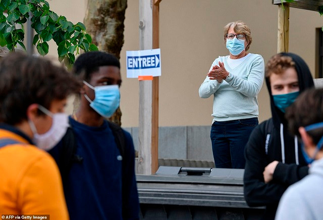 Học sinh nhiều quốc gia phấn khích đi học trở lại ảnh 5