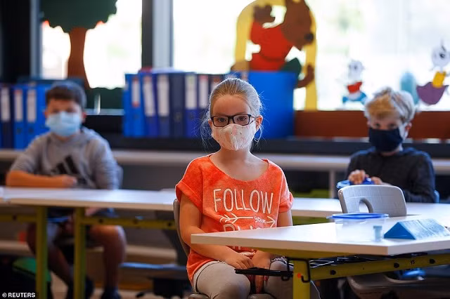 Học sinh nhiều quốc gia phấn khích đi học trở lại ảnh 11