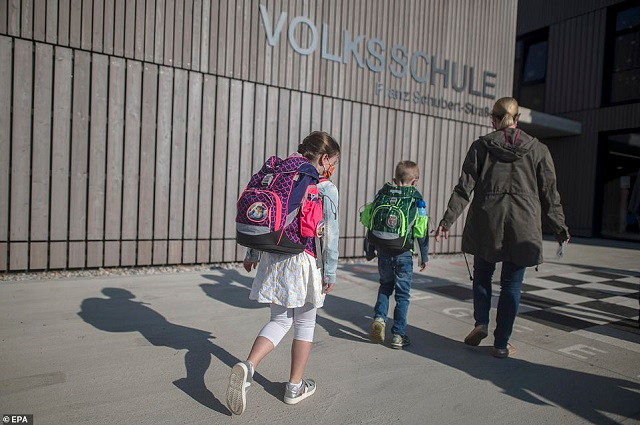 Học sinh nhiều quốc gia phấn khích đi học trở lại ảnh 8