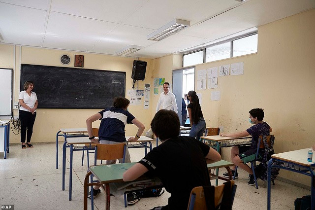 Học sinh nhiều quốc gia phấn khích đi học trở lại ảnh 12