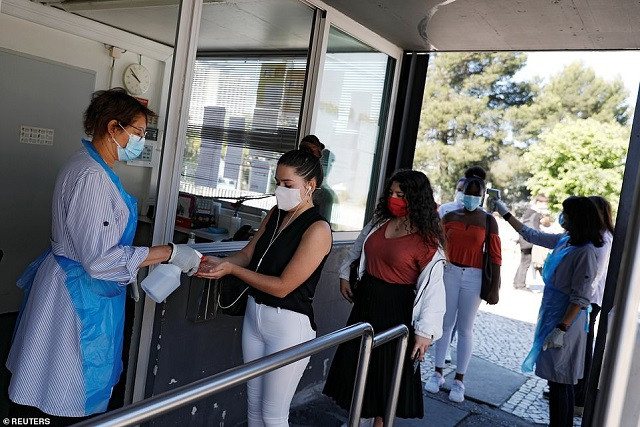 Học sinh nhiều quốc gia phấn khích đi học trở lại ảnh 14