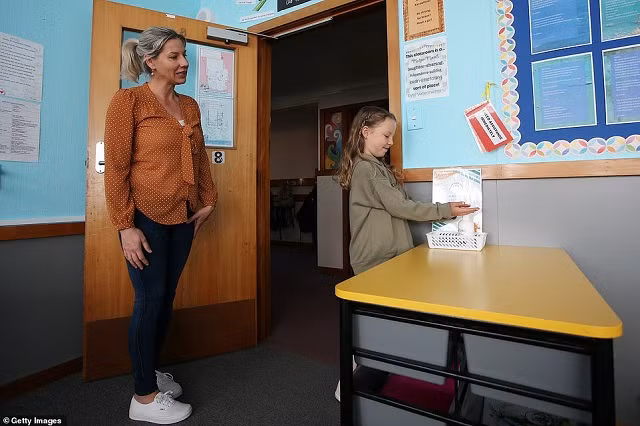 Học sinh nhiều quốc gia phấn khích đi học trở lại ảnh 4