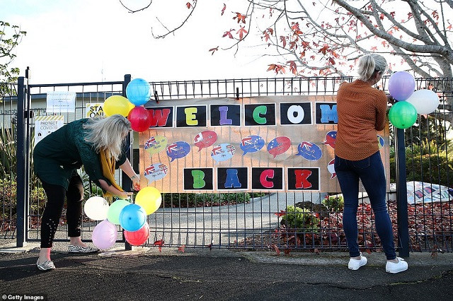 Học sinh nhiều quốc gia phấn khích đi học trở lại ảnh 2