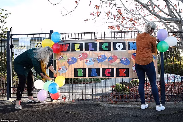 Học sinh nhiều quốc gia phấn khích đi học trở lại ảnh 2