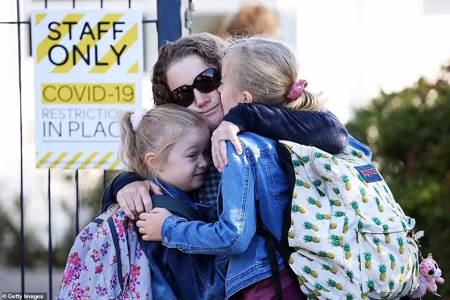 Học sinh nhiều quốc gia phấn khích đi học trở lại ảnh 1