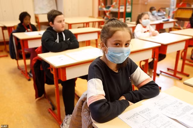 Hình ảnh lạ lẫm, đáng yêu học sinh thế giới quay lại lớp học sau phong tỏa ảnh 5